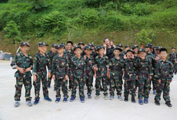 新疆青少年軍事訓練營內(nèi)“文武雙修”