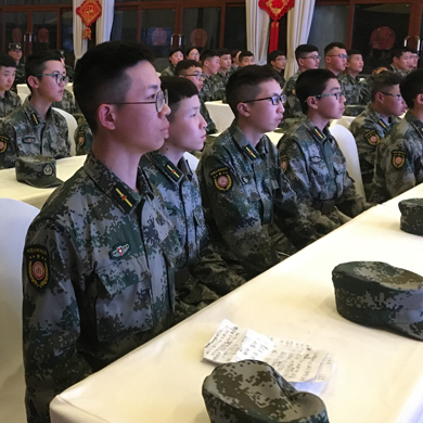 參加西雙版納軍事夏令營培養(yǎng)孩子的陽剛之氣