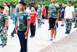 集體站軍姿