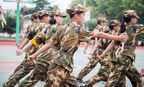 許昌軍事夏令營開設(shè)女子軍事活動