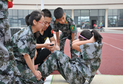 揚(yáng)州小學(xué)生夏令營帶孩子走進(jìn)特種兵的世界