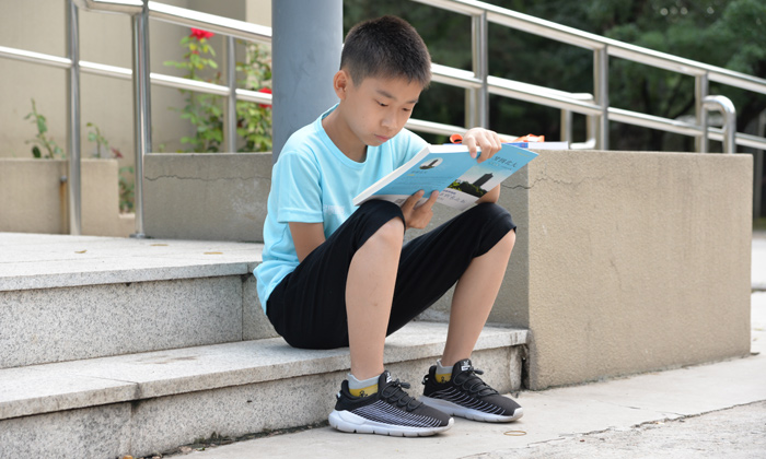 在安靜看書