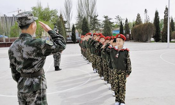 嚴(yán)謹(jǐn)嚴(yán)肅的軍營體驗