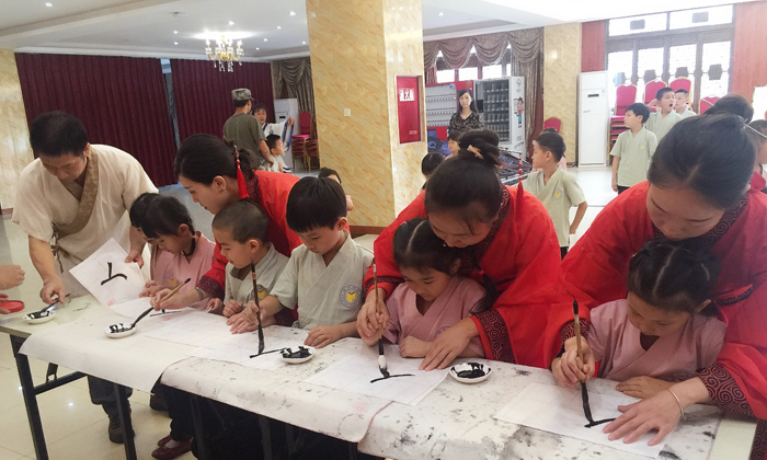 來藝術(shù)夏令營提升孩子的情操和素養(yǎng)吧！.jpg