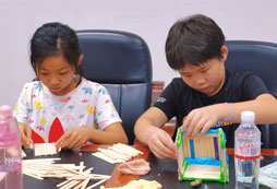 參加青少年藝術(shù)夏令營用雙手探索創(chuàng)意夢想