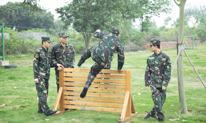 宜興中學(xué)生軍事夏令營(yíng).jpg