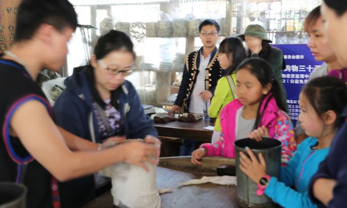 每個(gè)人親手壓制一餅普洱茶帶回家