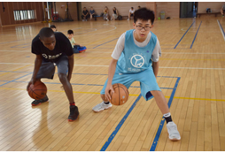 籃球教練指導(dǎo)運球訓(xùn)練