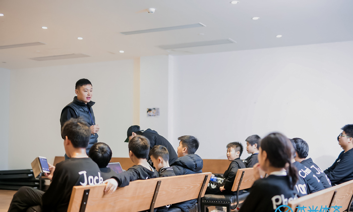 老師和學員探討籃球知識