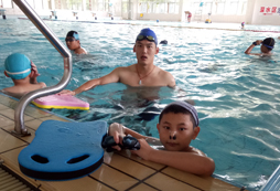 學習游泳技巧就來游泳夏令營！