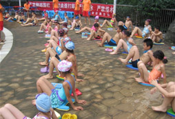 <strong>游泳夏令營(yíng)優(yōu)勢(shì)之一就是讓孩子學(xué)會(huì)堅(jiān)持</strong>