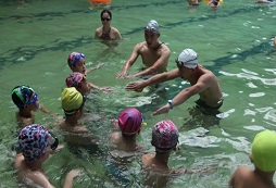 參加游泳夏令營能給孩子們帶來什么好處？