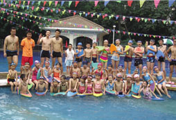 <strong>6-16歲青少年游泳夏令營開展水上拓展游戲！</strong>