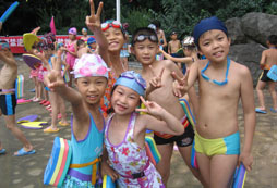<strong>青少年參加游泳夏令營(yíng)塑造完美身型</strong>