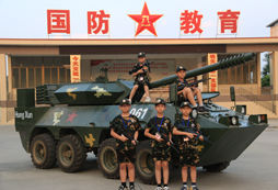 跟坦克合影
