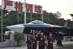 與戰(zhàn)機合影