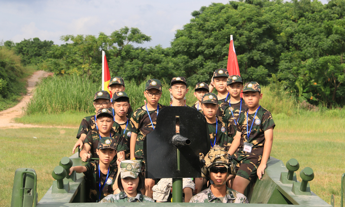 坐上坦克啦