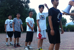 體育夏令營讓更多的青少年運動起來