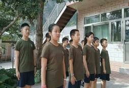 嚴(yán)格的軍事管理模式激發(fā)學(xué)員激情