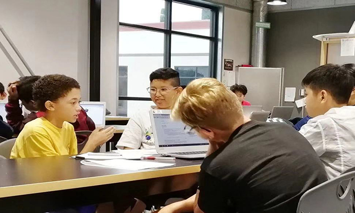 和外國小可愛一起上課