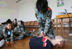 浙江軍事夏令營(yíng)讓孩子勇于吃苦耐勞