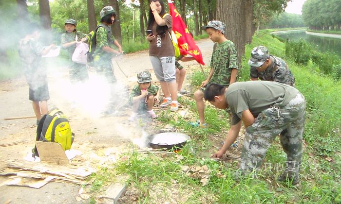 浙江夏令營中孩子們在戶外做飯