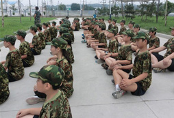 參加鄭州軍事夏令營喚醒孩子心中的巨人