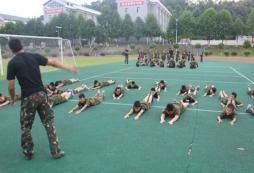 想要從小培養(yǎng)孩子？鄭州軍事夏令營可以培養(yǎng)好習(xí)慣