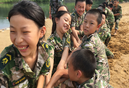 鄭州中學(xué)生軍事夏令營(yíng)激發(fā)個(gè)人潛能