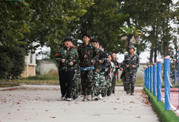 孩子的改變成長(zhǎng)在鄭州中學(xué)生軍旅夏令營(yíng)開(kāi)始
