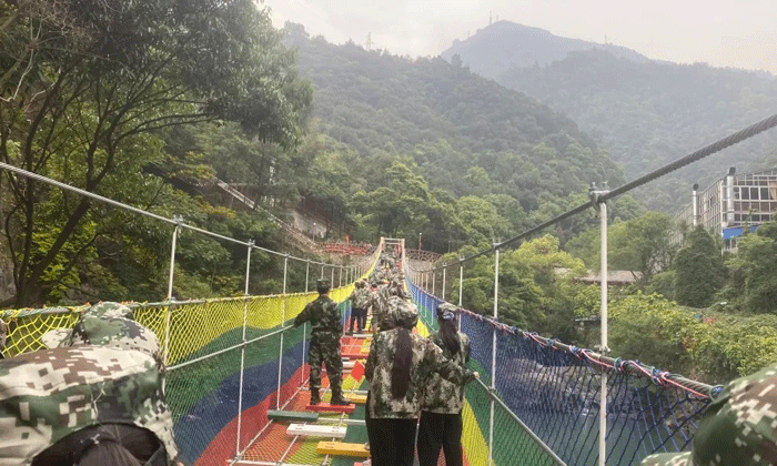 中學(xué)生夏令營(yíng).gif