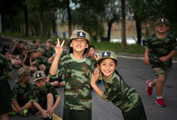 參加軍事夏令營改善初中生的逆反心理！