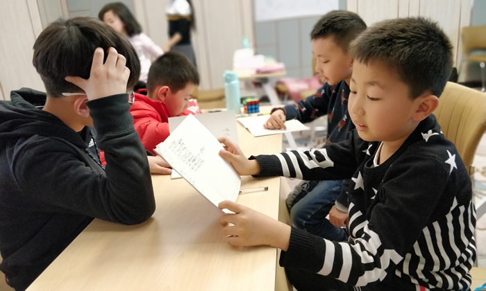 認真學(xué)習(xí)的好孩子.jpg