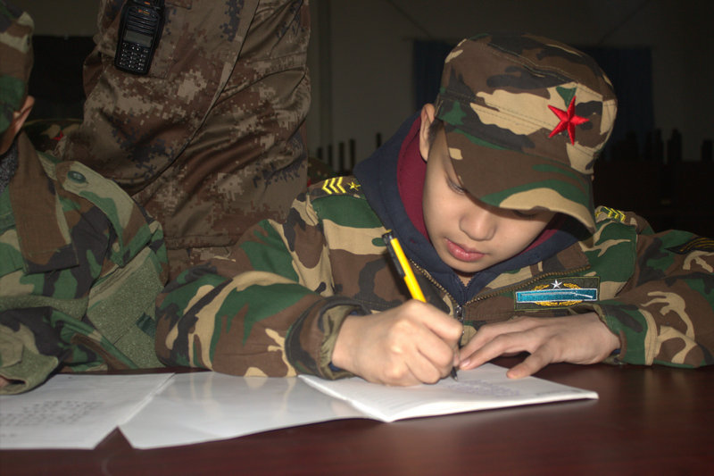 參加北京昌平周邊軍事夏令營(yíng)掌握過(guò)硬軍事素質(zhì)！