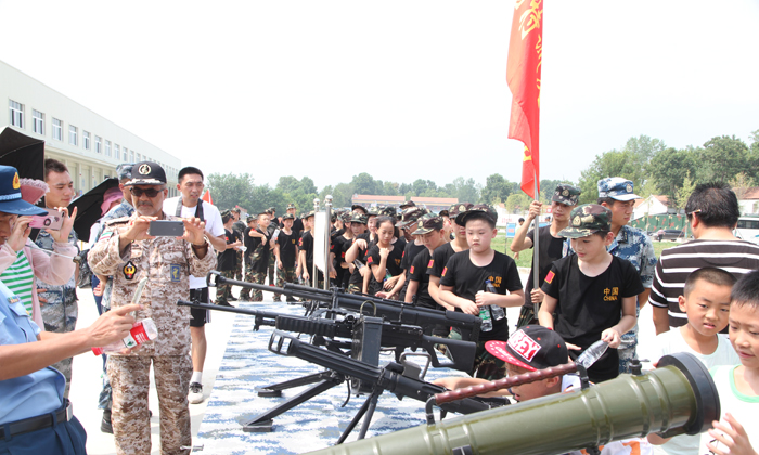 參觀軍事槍支