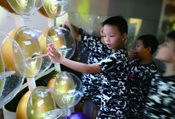 大家一起參觀展出