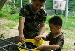 參加遵義軍訓(xùn)夏令營練就堅忍意志！