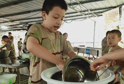 遵義軍事訓(xùn)練營塑造孩子軍人品質(zhì)！