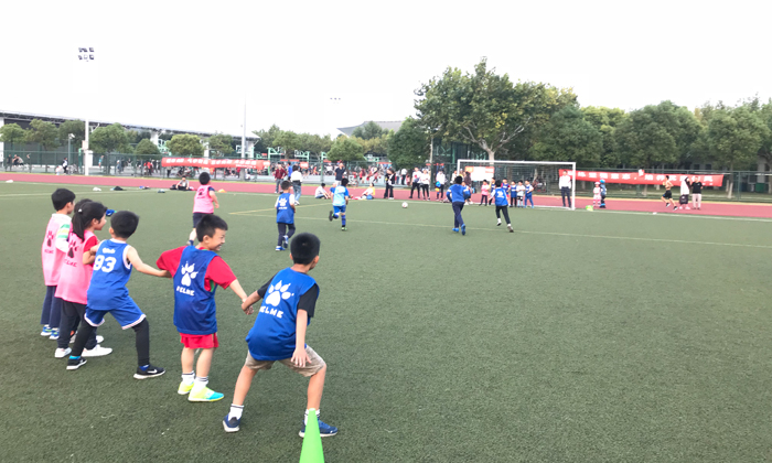 中小學(xué)足球夏令營提升孩子專項運動水平