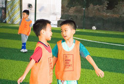 中小學(xué)生參加足球夏令營有什么好處？