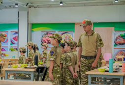 志行趣學(xué)軍事夏令營幫助孩子塑造軍人品質(zhì)