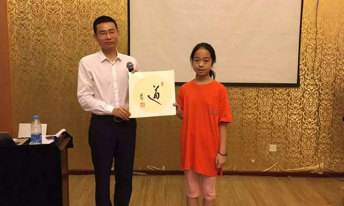 老師在展示學(xué)員的作品