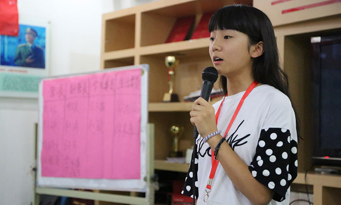 孩子在深情演講