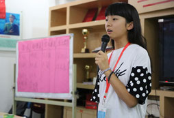 孩子在深情演講