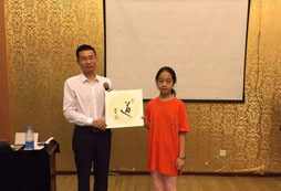 老師在展示學(xué)員的作品